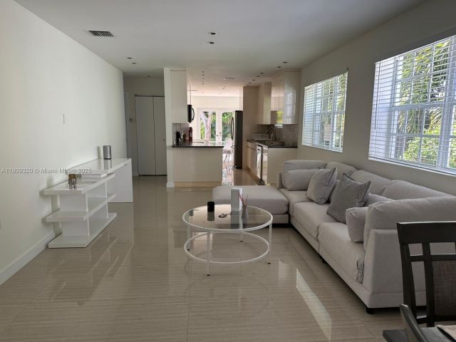 Дом в аренду по адресу 9464 Abbott Ave - фото 6767192