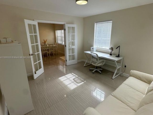 Дом в аренду по адресу 9464 Abbott Ave - фото 6767196