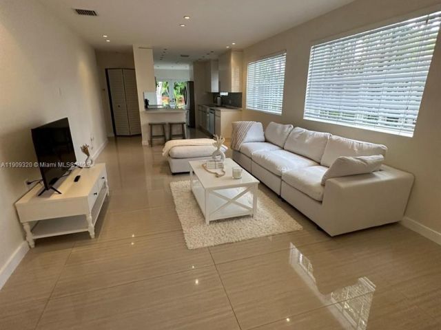 Дом в аренду по адресу 9464 Abbott Ave - фото 6767197