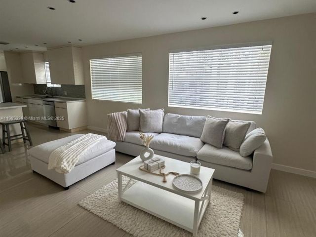 Дом в аренду по адресу 9464 Abbott Ave - фото 6767198