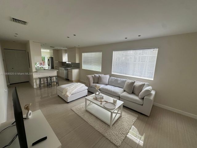 Дом в аренду по адресу 9464 Abbott Ave - фото 6767199