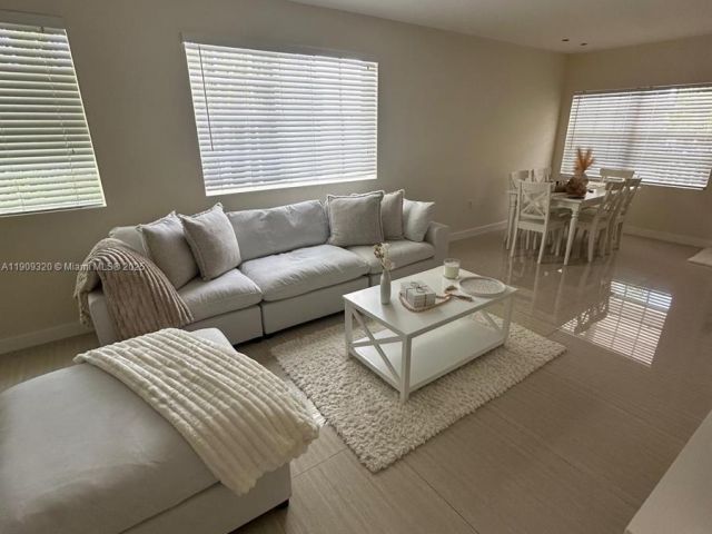 Дом в аренду по адресу 9464 Abbott Ave - фото 6767200