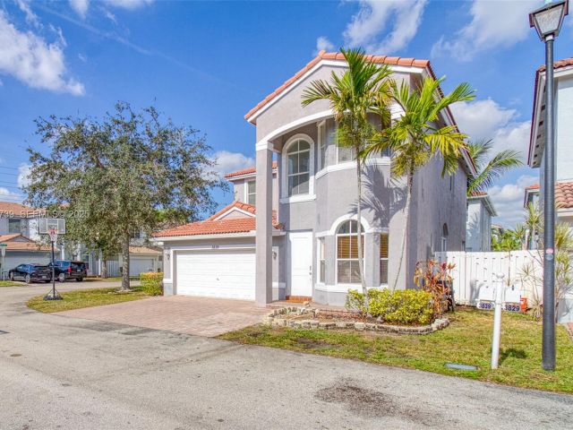 Продажа дома по адресу 3839 SW 51st St - фото 7439616