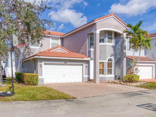 Продажа дома по адресу 3839 SW 51st St - фото 7439617