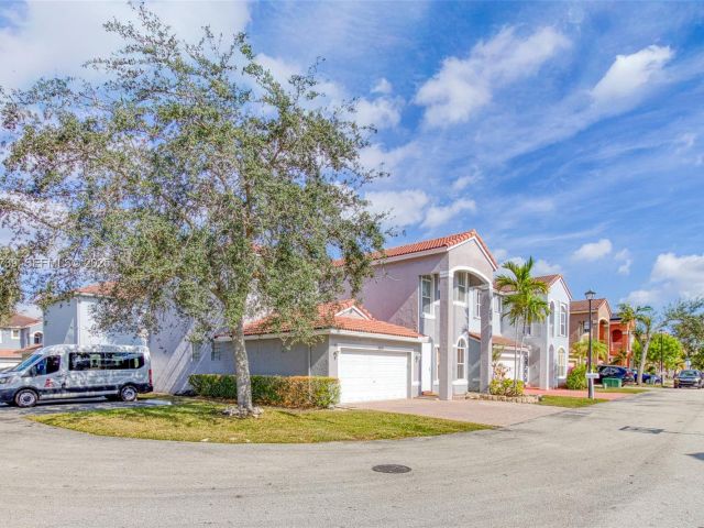 Продажа дома по адресу 3839 SW 51st St - фото 7439618