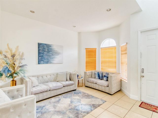 Продажа дома по адресу 3839 SW 51st St - фото 7439619