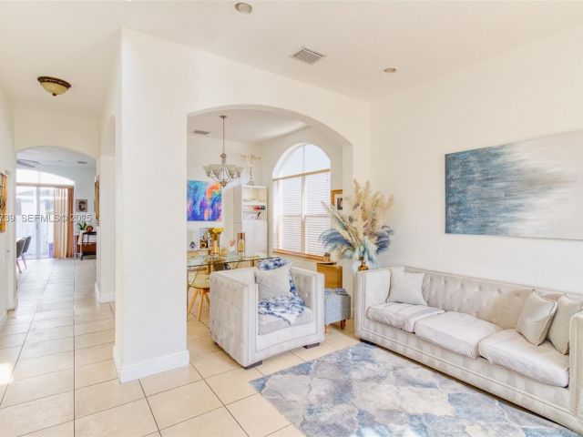 Продажа дома по адресу 3839 SW 51st St - фото 7439620