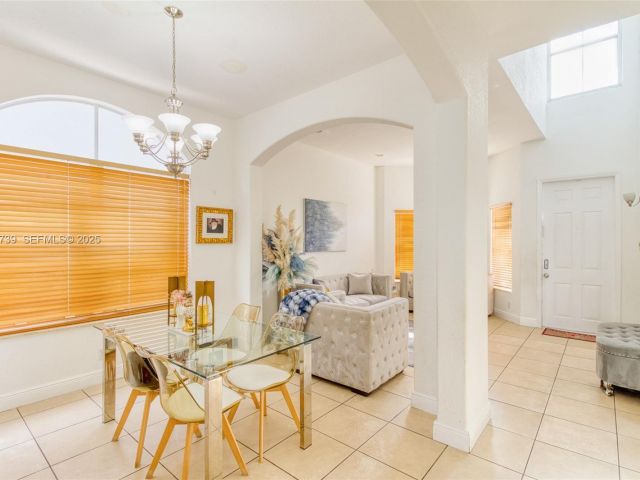 Продажа дома по адресу 3839 SW 51st St - фото 7439622