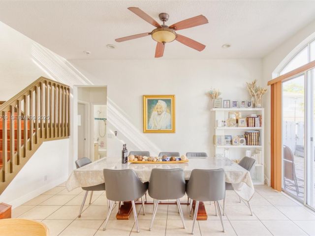 Продажа дома по адресу 3839 SW 51st St - фото 7439624