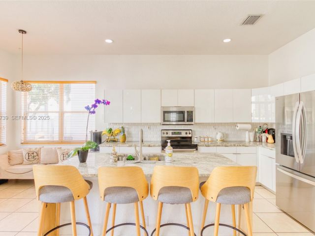 Продажа дома по адресу 3839 SW 51st St - фото 7439625