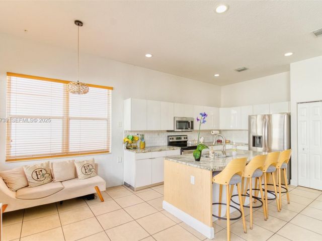 Продажа дома по адресу 3839 SW 51st St - фото 7439626