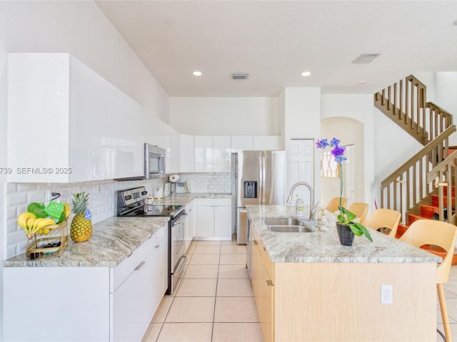 Продажа дома по адресу 3839 SW 51st St - фото 7439627