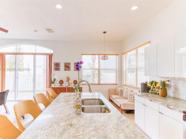 Продажа дома по адресу 3839 SW 51st St - фото 7439628