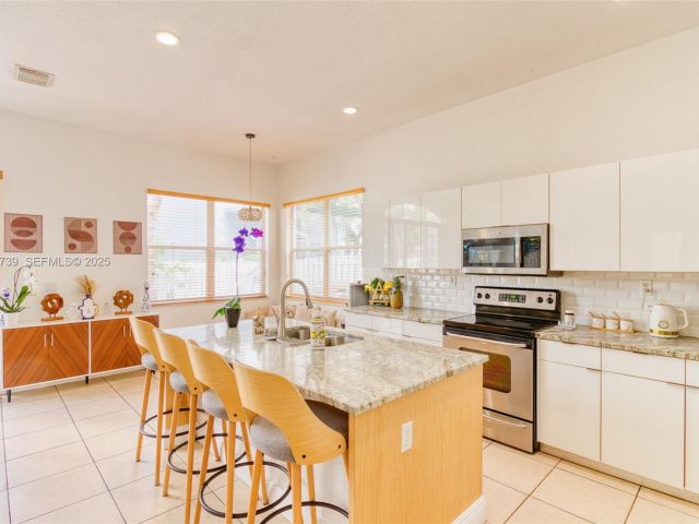 Продажа дома по адресу 3839 SW 51st St - фото 7439629