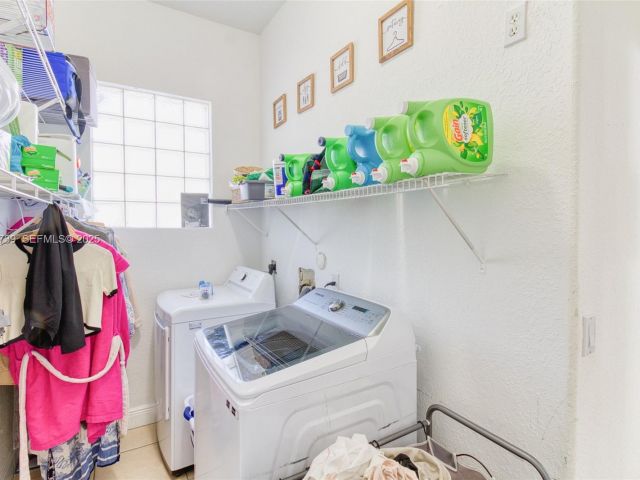 Продажа дома по адресу 3839 SW 51st St - фото 7439631