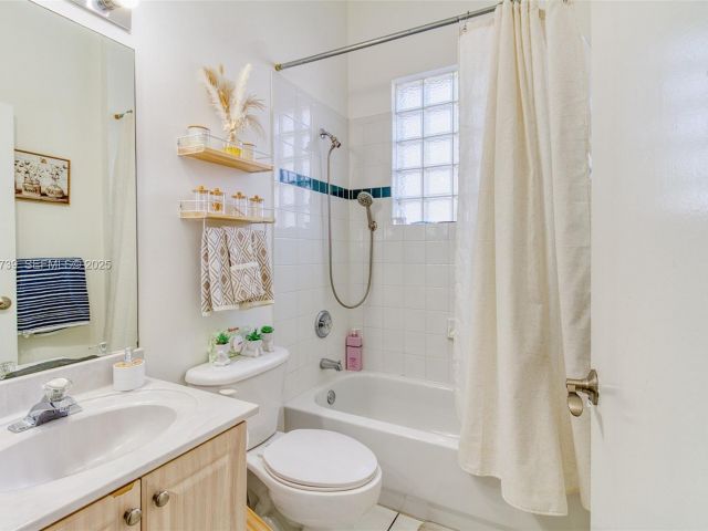 Продажа дома по адресу 3839 SW 51st St - фото 7439633