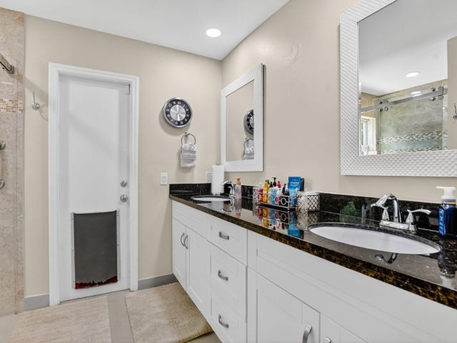 Продажа дома по адресу 1320 SW 24th Terrace - фото 6781949