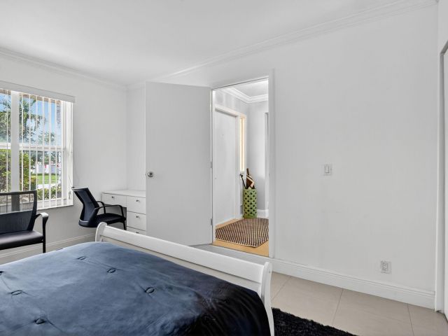 Продажа дома по адресу 1320 SW 24th Terrace - фото 6781957