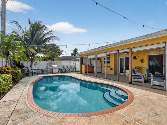 Продажа дома по адресу 1320 SW 24th Terrace - фото 6781966