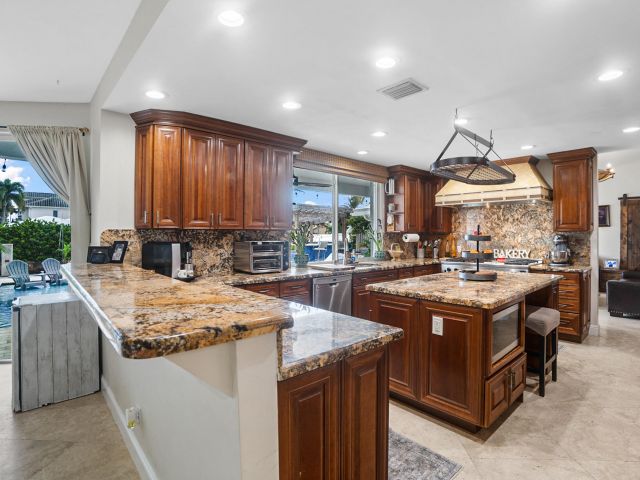 Продажа дома по адресу 5798 NE 7th Avenue - фото 6769038