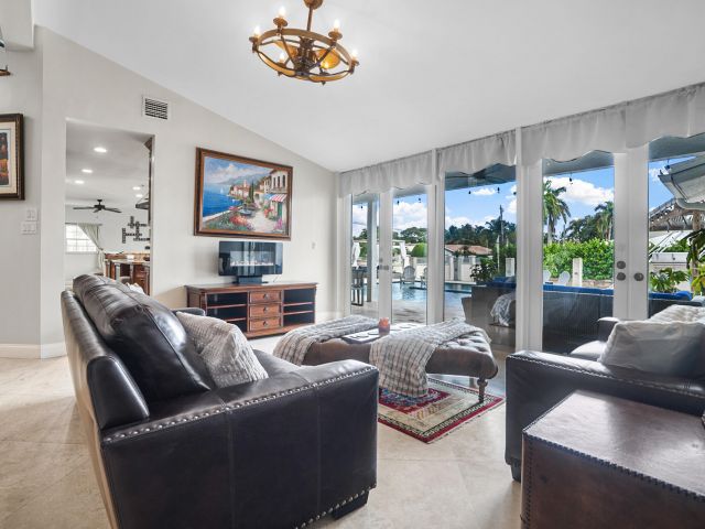 Продажа дома по адресу 5798 NE 7th Avenue - фото 6769039