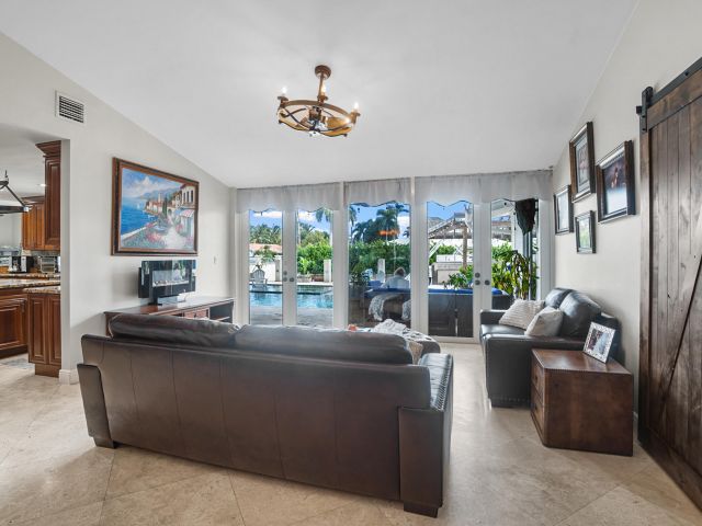 Продажа дома по адресу 5798 NE 7th Avenue - фото 6769040