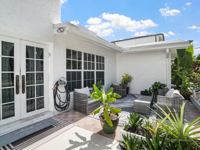 Продажа дома по адресу 5798 NE 7th Avenue - фото 6769042