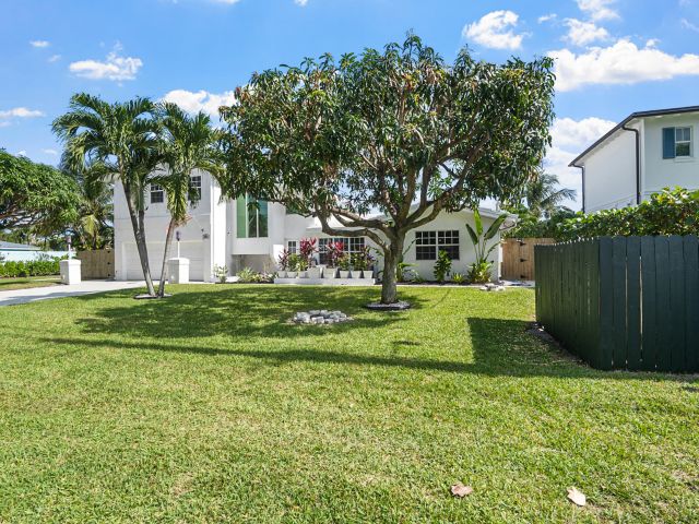 Продажа дома по адресу 5798 NE 7th Avenue - фото 6769044