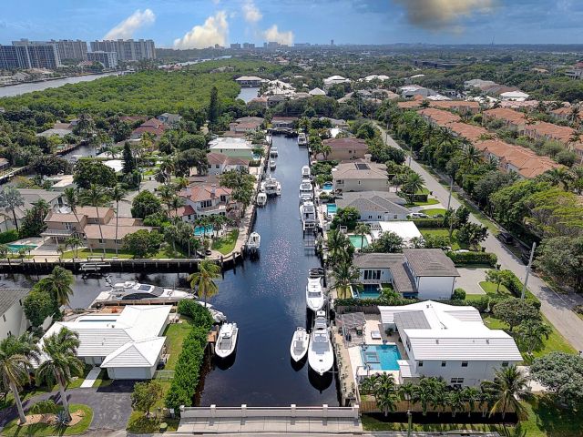 Продажа дома по адресу 5798 NE 7th Avenue - фото 6769047