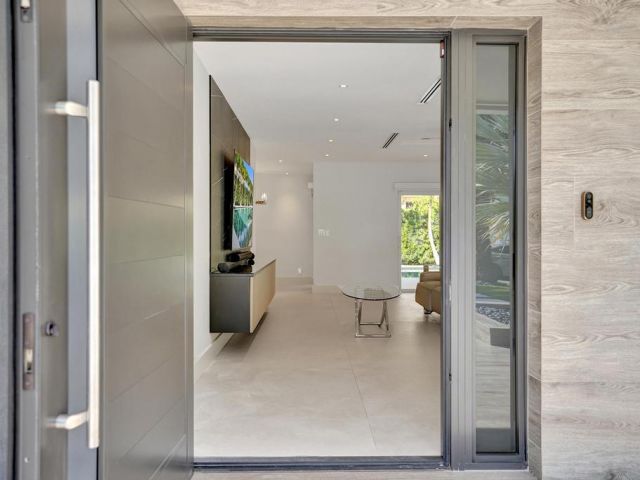 Продажа дома по адресу 775 NE 39th Street - фото 6766932