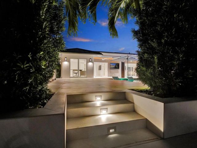 Продажа дома по адресу 775 NE 39th Street - фото 6766936