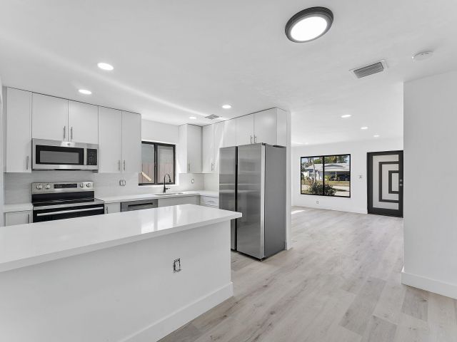 Дом в аренду по адресу 714 NW 1 Way - фото 6757288