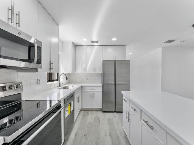 Дом в аренду по адресу 714 NW 1 Way - фото 6757289