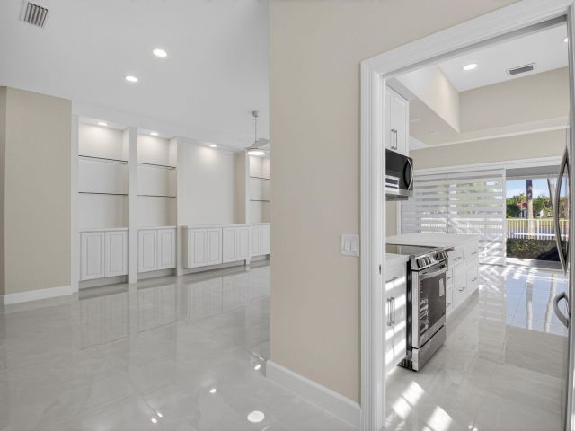 Продажа дома по адресу 4783 Lakeland Drive - фото 6772788