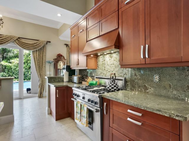 Продажа дома по адресу 2409 NE 12th Street - фото 6765331