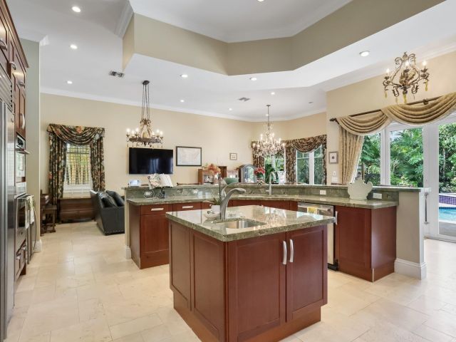 Продажа дома по адресу 2409 NE 12th Street - фото 6765332