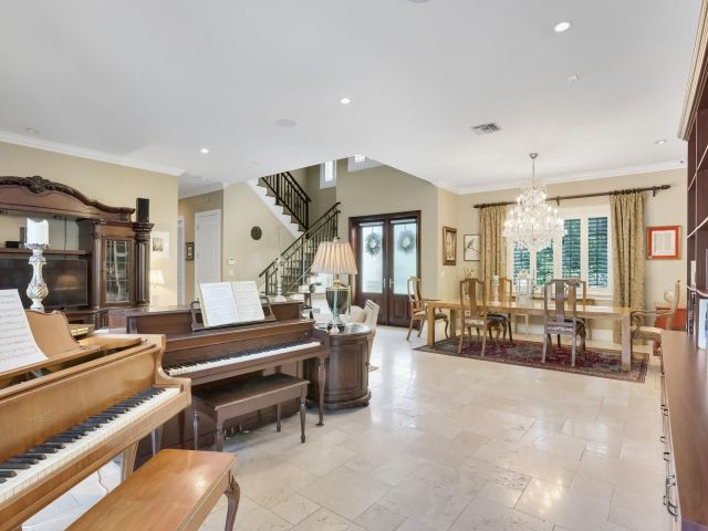 Продажа дома по адресу 2409 NE 12th Street - фото 6765333