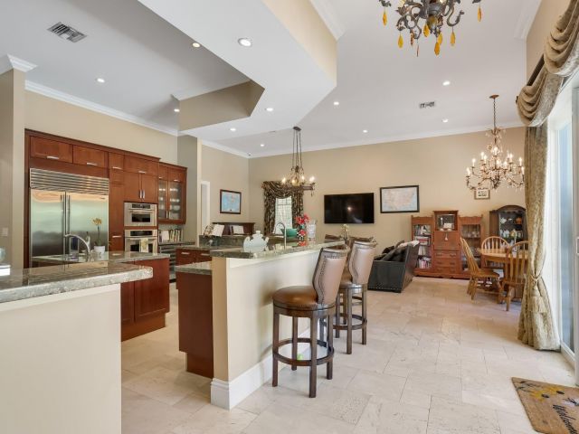 Продажа дома по адресу 2409 NE 12th Street - фото 6765334