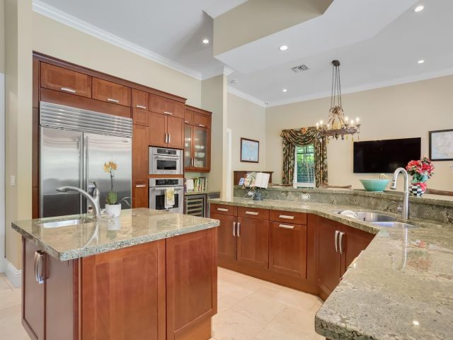 Продажа дома по адресу 2409 NE 12th Street - фото 6765336