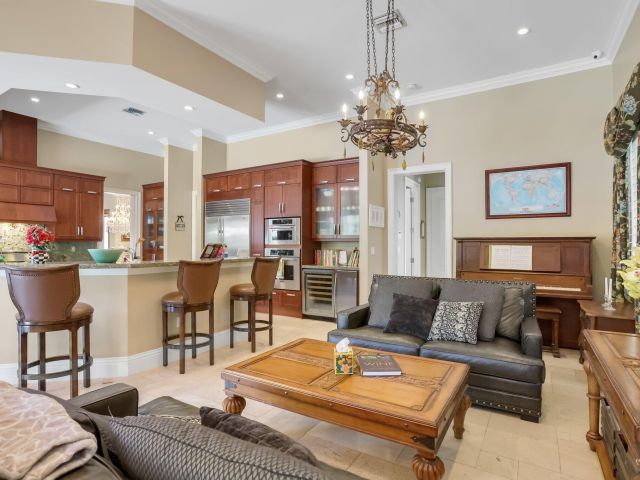 Продажа дома по адресу 2409 NE 12th Street - фото 6765338