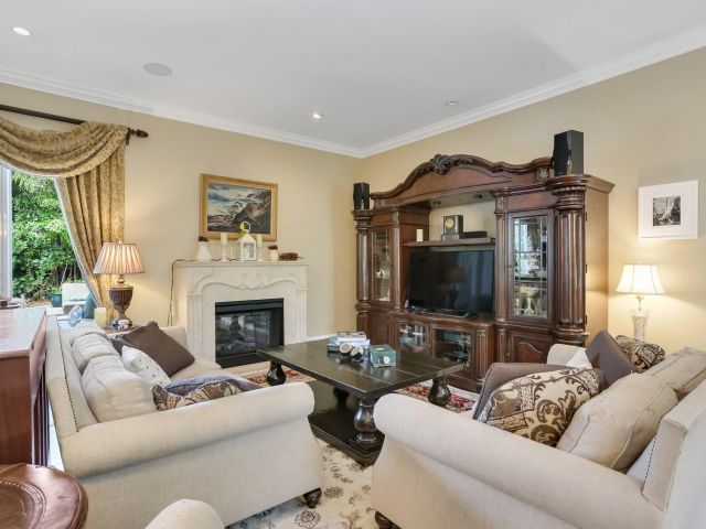 Продажа дома по адресу 2409 NE 12th Street - фото 6765339