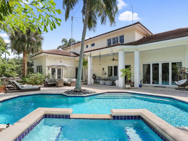 Продажа дома по адресу 2409 NE 12th Street - фото 6765346