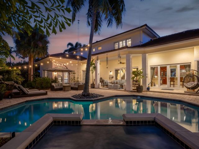 Продажа дома по адресу 2409 NE 12th Street - фото 6765350