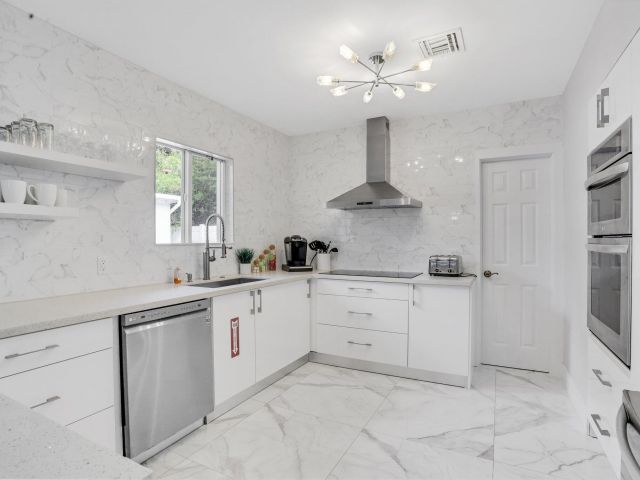 Продажа дома по адресу 3025 Center Avenue - фото 6777797