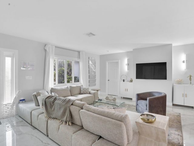 Продажа дома по адресу 3025 Center Avenue - фото 6777801