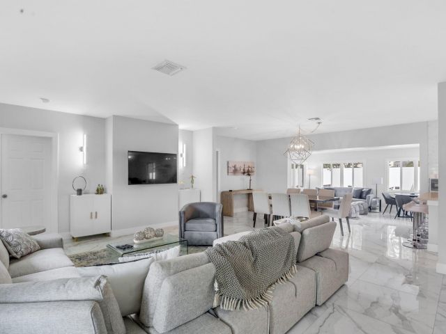 Продажа дома по адресу 3025 Center Avenue - фото 6777803