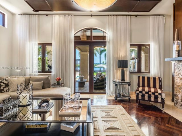 Продажа дома по адресу 210 Palm Avenue - фото 6761334