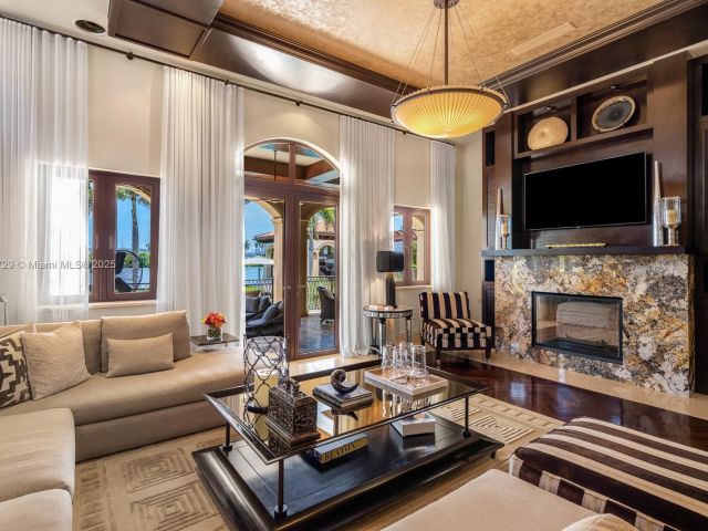 Продажа дома по адресу 210 Palm Avenue - фото 6761335