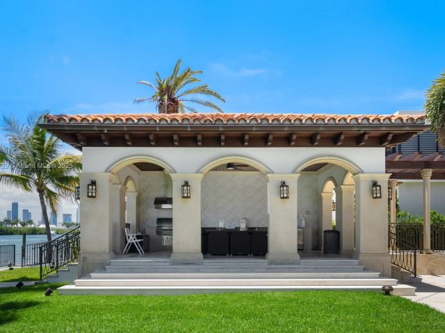 Продажа дома по адресу 210 Palm Avenue - фото 6761340