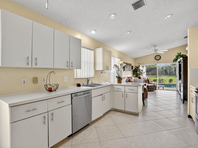 Продажа дома по адресу 8130 Nadmar Avenue - фото 6762953